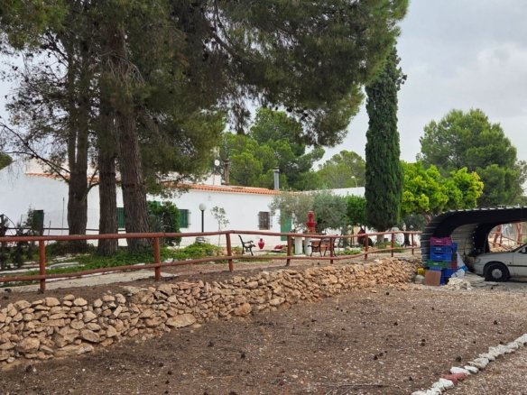 6 Bedroom 2 Bathroom Country House in Pinoso - Caza De Casa