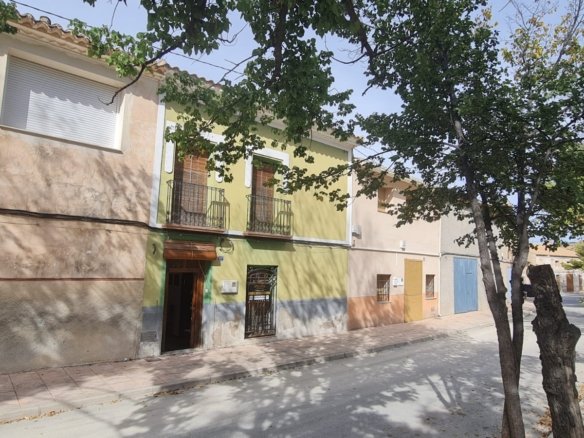 5 Bedroom 2 Bathroom Town House in Pinoso - Caza De Casa