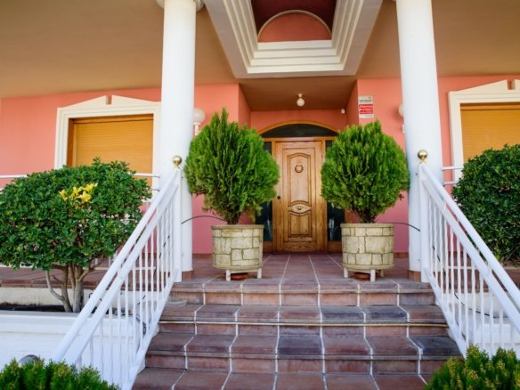 6 Bedroom 3 Bathroom Villa in Caudete - Caza De Casa