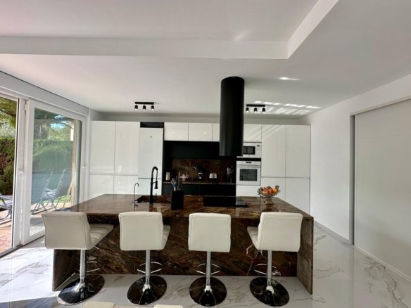 5 Bedroom 3 Bathroom Villa in Petrer - Caza De Casa