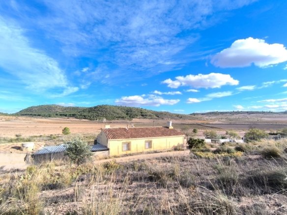 3 Bed 2 Bath Country House in Yecla - Caza De Casa