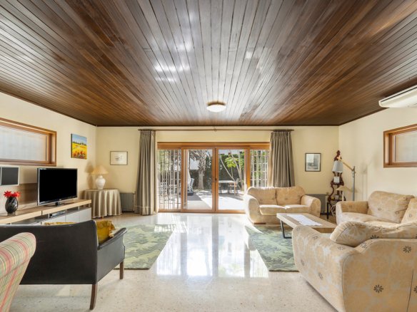 5 Bed 3 Bath Villa in Orihuela Costa - Caza De Casa