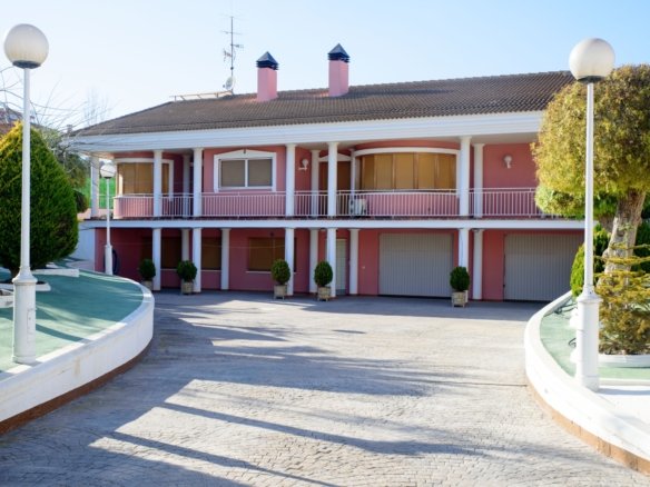 6 Bedroom 3 Bathroom Villa in Caudete - Caza De Casa