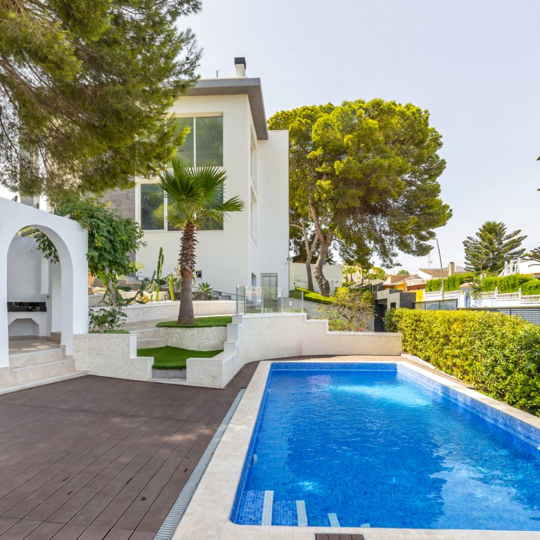 6 Bedroom 3 Bathroom Villa in Torrevieja - Caza De Casa