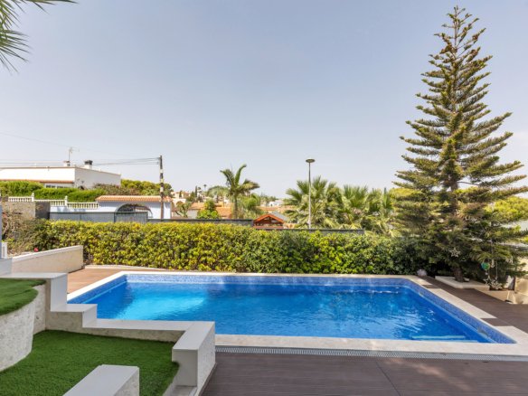 6 Bedroom 3 Bathroom Villa in Torrevieja - Caza De Casa