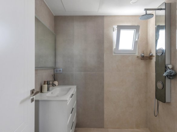 6 Bedroom 3 Bathroom Villa in Torrevieja - Caza De Casa