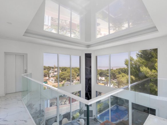 6 Bedroom 3 Bathroom Villa in Torrevieja - Caza De Casa