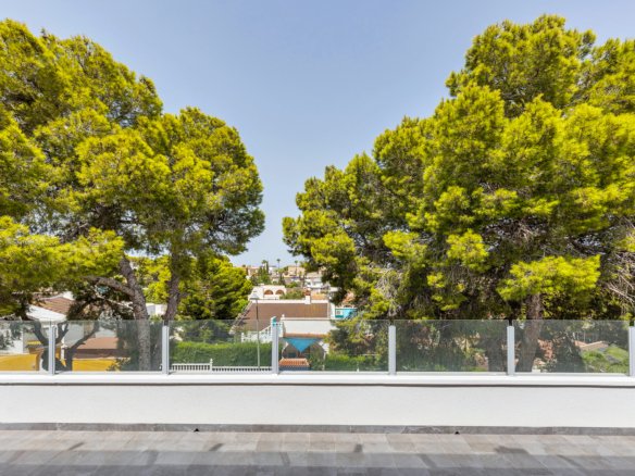 6 Bedroom 3 Bathroom Villa in Torrevieja - Caza De Casa