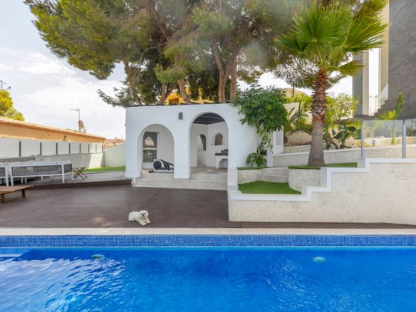 6 Bedroom 3 Bathroom Villa in Torrevieja - Caza De Casa