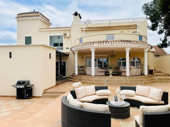 4 Bedroom 3 Bathroom Villa in San Miguel de Salinas - Caza De Casa