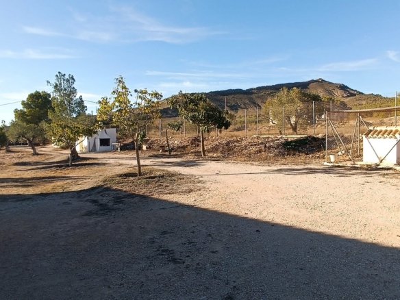 5 Bedroom 2 Bathroom Country House in Yecla - Caza De Casa