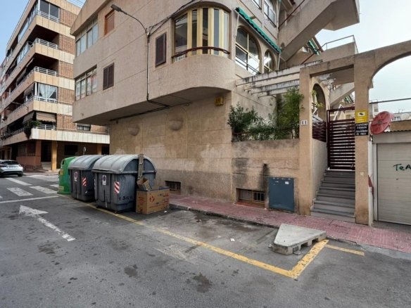 Commercial in Torrevieja - Caza De Casa