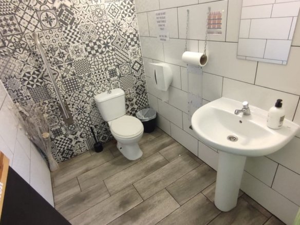 1 Bathroom Commercial in Los Altos - Caza De Casa