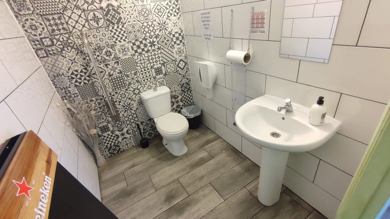 1 Bathroom Commercial in Los Altos - Caza De Casa