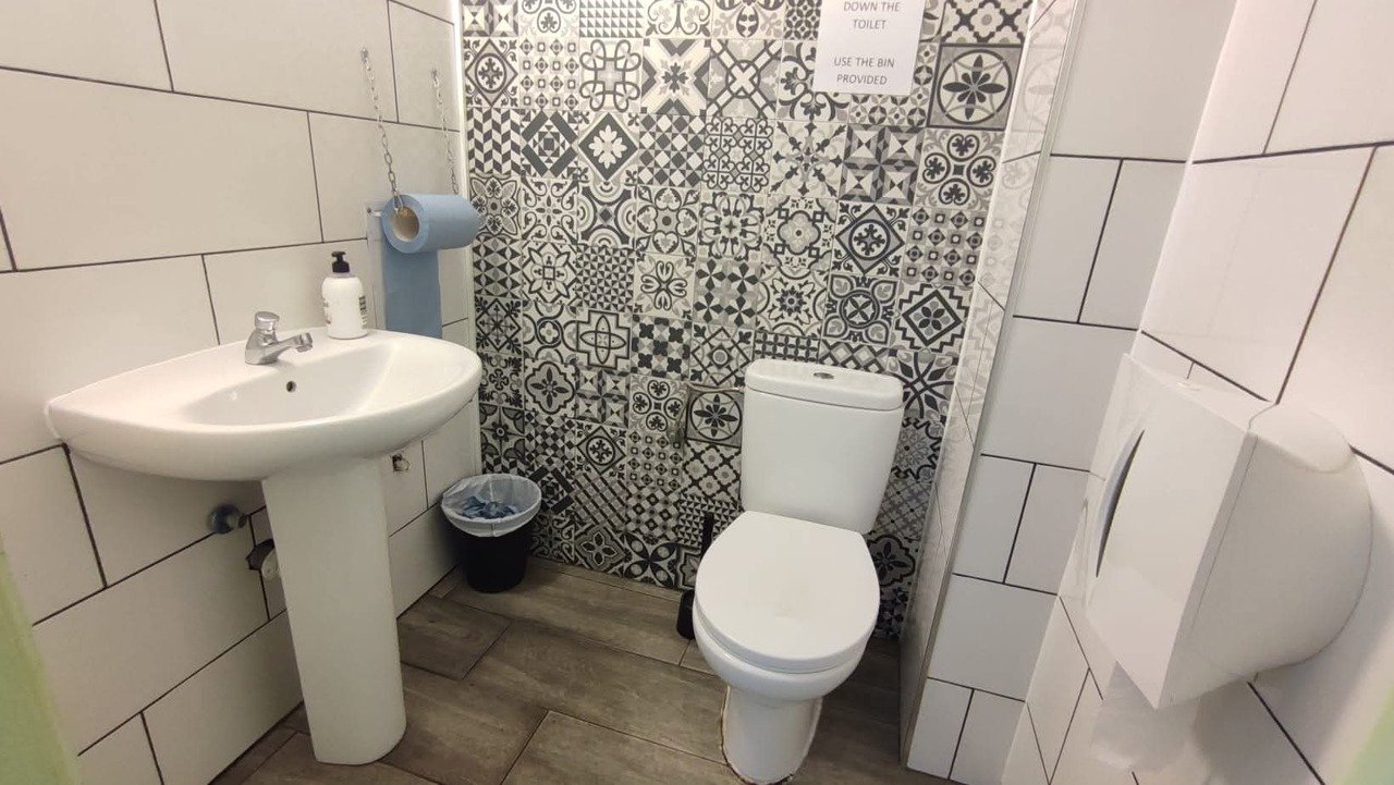 1 Bathroom Commercial in Los Altos - Caza De Casa