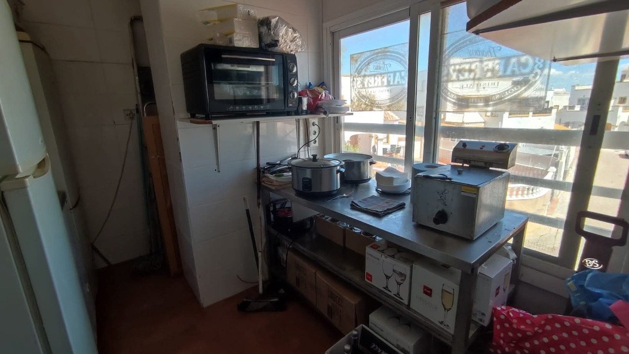 1 Bathroom Commercial in Los Altos - Caza De Casa