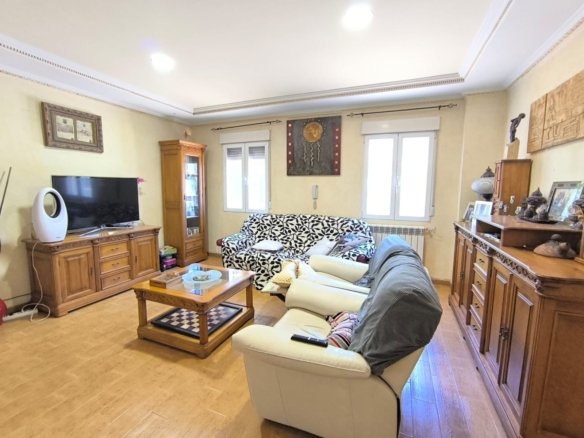 6 Bedroom 3 Bathroom Villa in Yecla - Caza De Casa