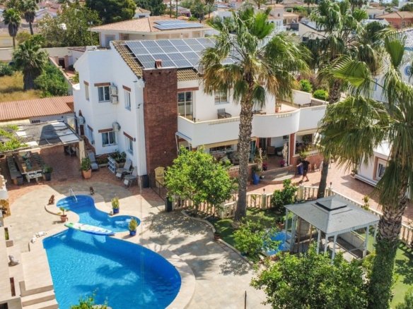 7 Bed 4 Bath Villa in Ciudad Quesada - Caza De Casa