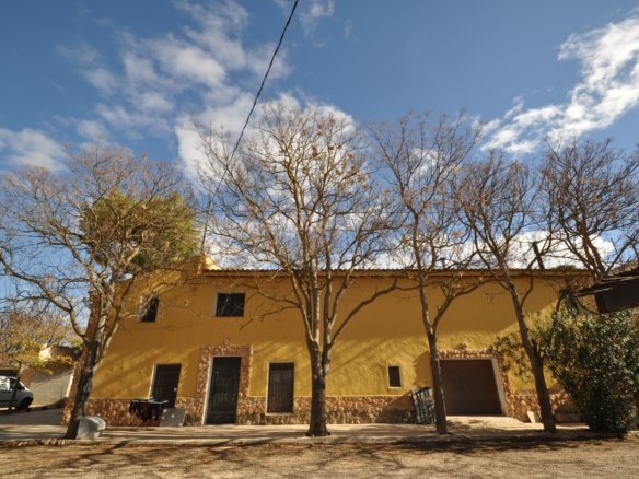 5 Bed 1 Bath Country House in Yecla - Caza De Casa