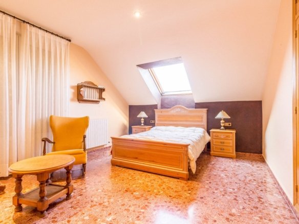 7 Bedroom 3 Bathroom Villa in Yecla - Caza De Casa