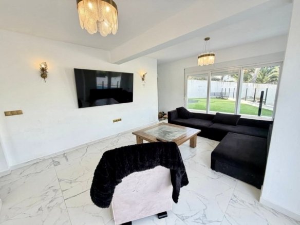 6 Bed 2 Bath Villa in Villamartin - Caza De Casa