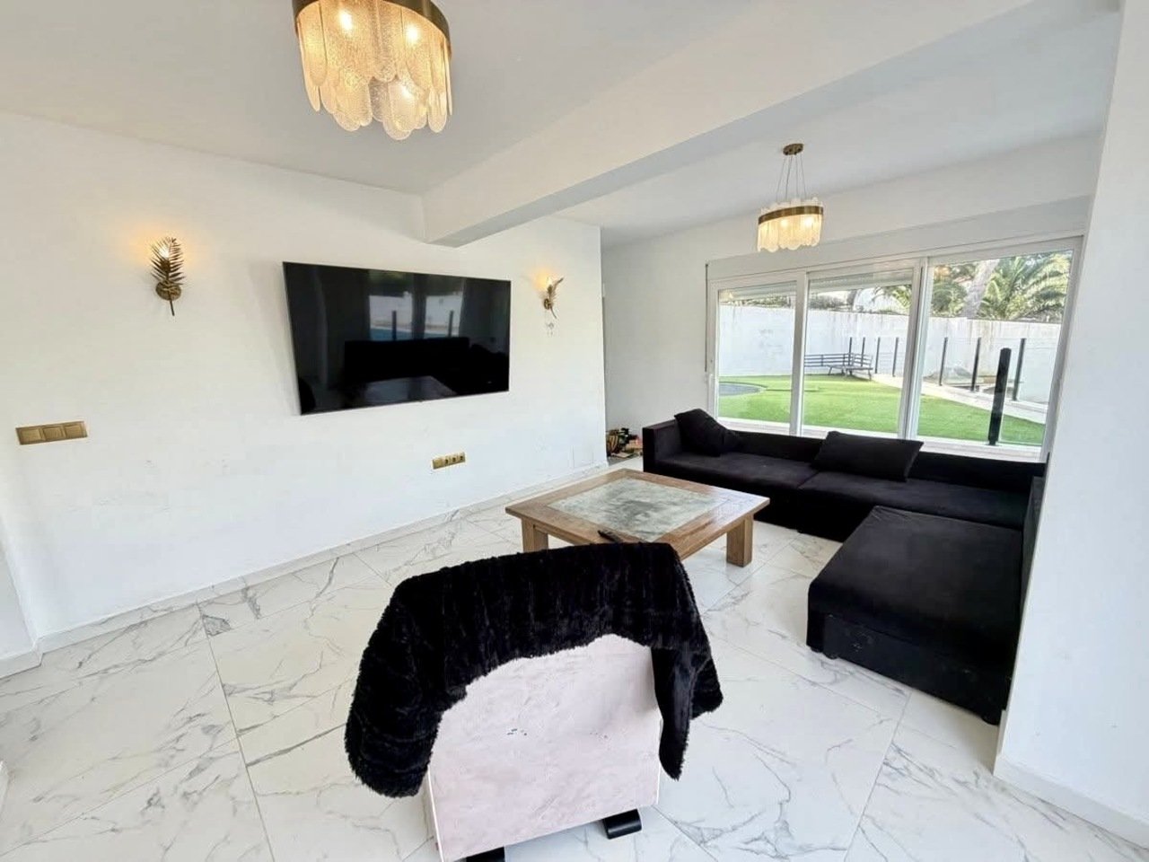 6 Bed 2 Bath Villa in Villamartin - Caza De Casa