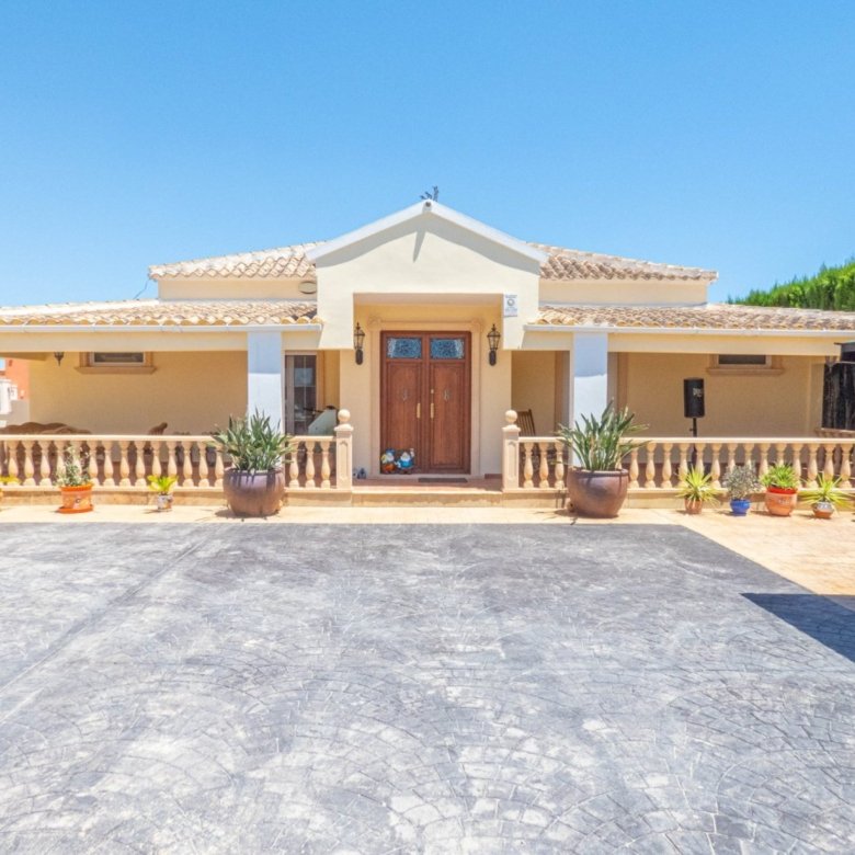 6 Bed 4 Bath Villa in Heredades - Caza De Casa
