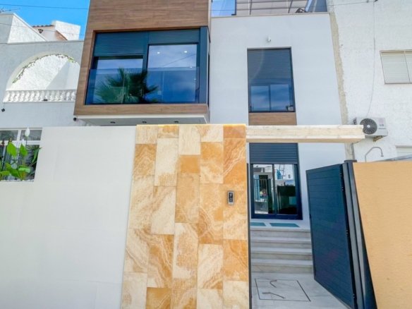 3 Bedroom 3 Bathroom Town House in Torrevieja - Caza De Casa