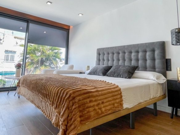 3 Bedroom 3 Bathroom Town House in Torrevieja - Caza De Casa