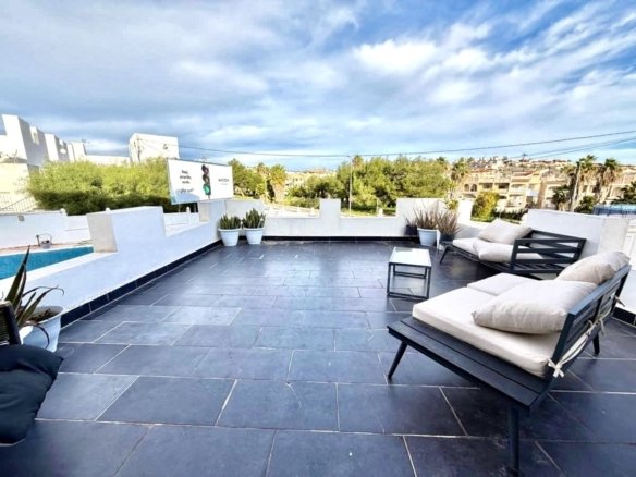 6 Bed 2 Bath Villa in Villamartin - Caza De Casa