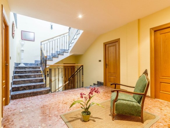 7 Bedroom 3 Bathroom Villa in Yecla - Caza De Casa