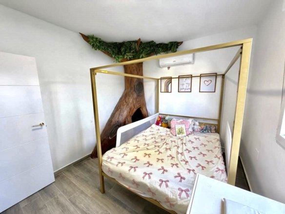 6 Bed 2 Bath Villa in Villamartin - Caza De Casa