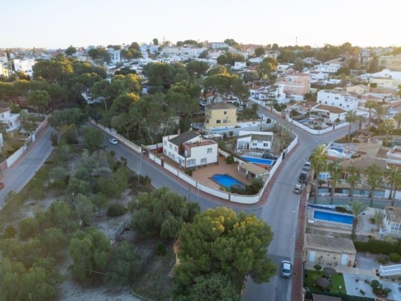 7 Bed 4 Bath Villa in Torrevieja - Caza De Casa