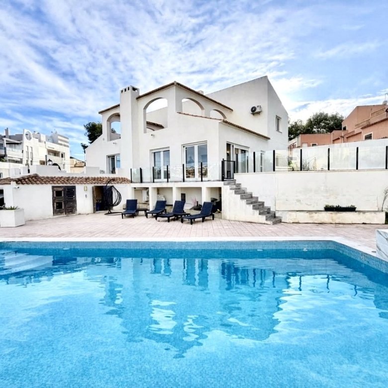 6 Bedroom 2 Bathroom Villa in Villamartin - Caza De Casa