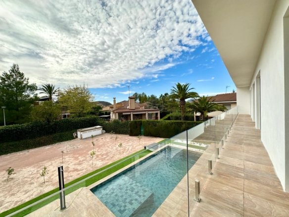 5 Bedroom 3 Bathroom Villa in Petrer - Caza De Casa