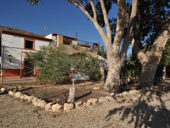 6 Bedroom 3 Bathroom Villa in Fortuna - Caza De Casa