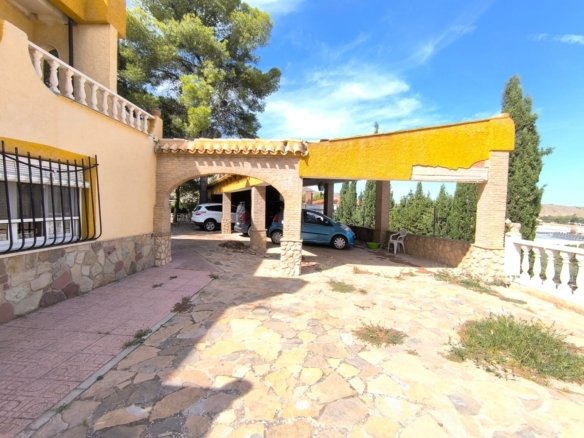 7 Bedroom 3 Bathroom Villa in Yecla - Caza De Casa
