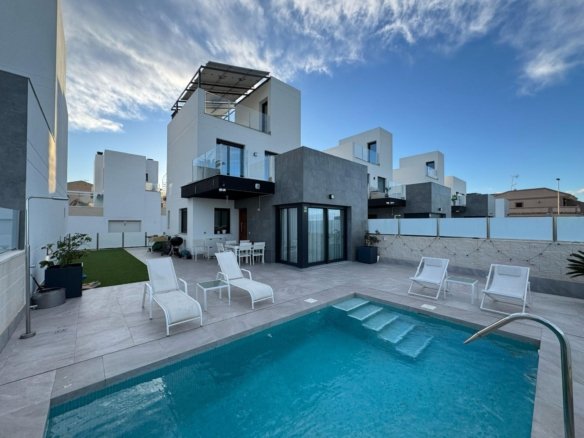 3 Bed 3 Bath Villa in Torrevieja - Caza De Casa