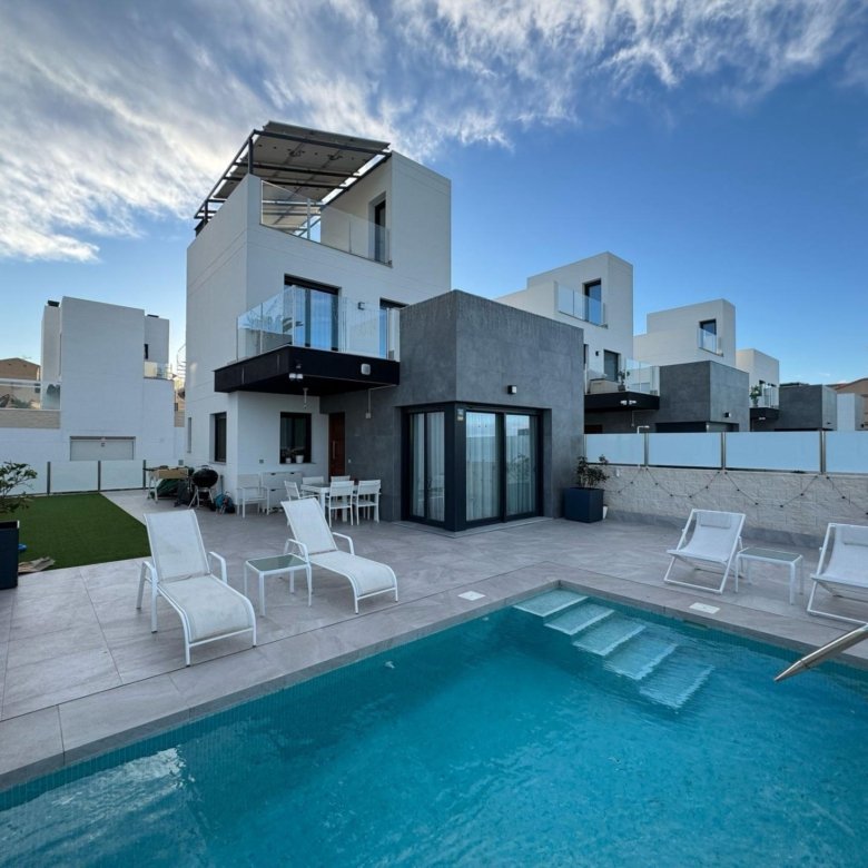 3 Bedroom 3 Bathroom Villa in Torrevieja - Caza De Casa