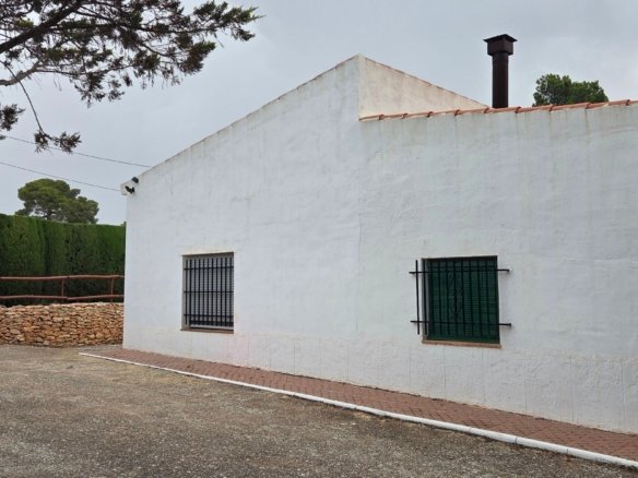 6 Bedroom 2 Bathroom Country House in Pinoso - Caza De Casa