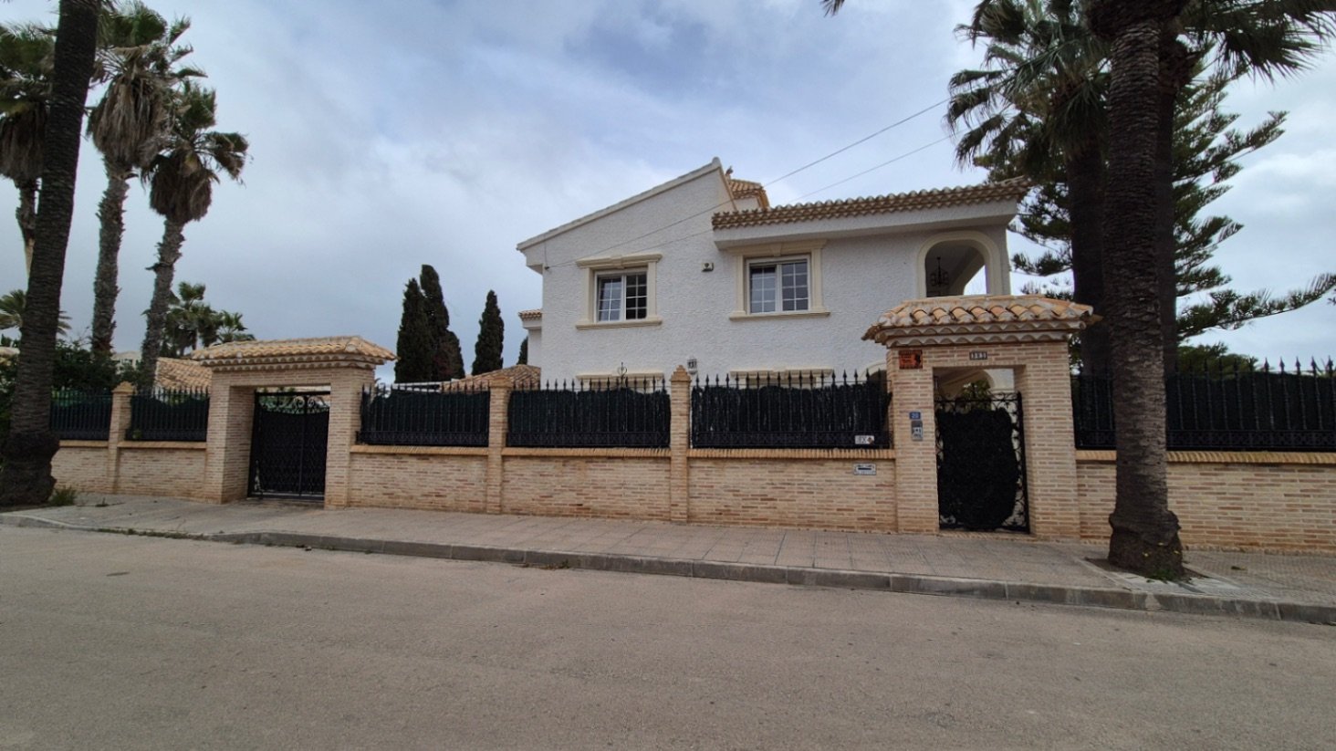 981_6943d66d1ceff 7 Bedroom 3 Bathroom Villa in Orihuela - Caza De Casa