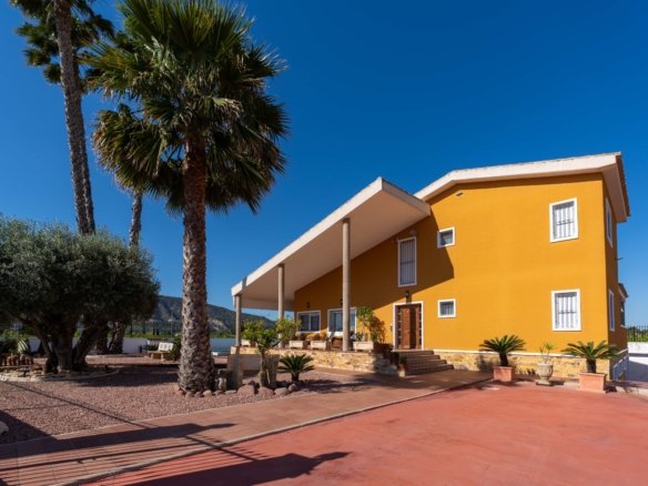 4 Bedroom 2 Bathroom Country House in Orihuela - Caza De Casa