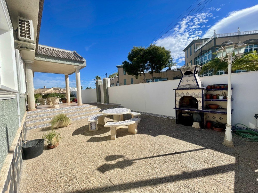 Barbecue-area-CSH4 4 Bedroom 3 Bathroom Villa in Ciudad Quesada - Caza De Casa
