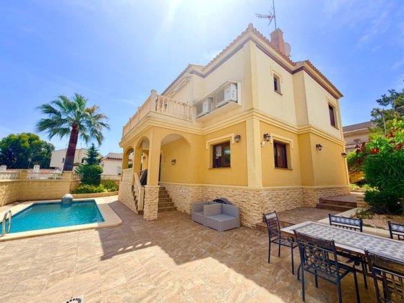 3 Bedroom 2 Bathroom Villa in Orihuela Costa - Caza De Casa