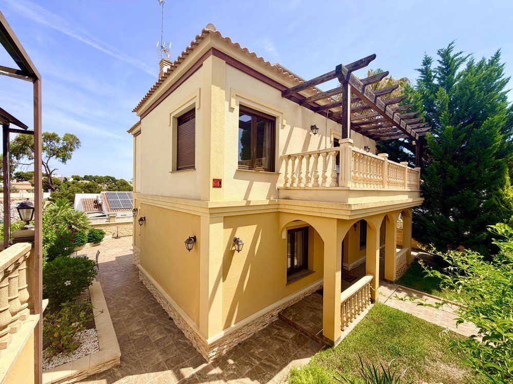 3 Bedroom 2 Bathroom Villa in Orihuela Costa - Caza De Casa