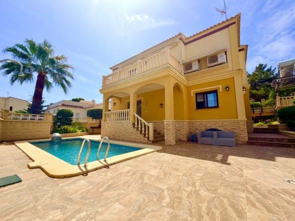 3 Bedroom 2 Bathroom Villa in Orihuela Costa - Caza De Casa