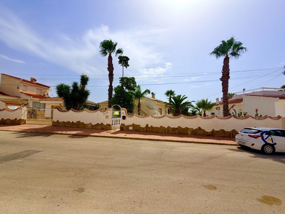 5 Bedroom 4 Bathroom Villa in Ciudad Quesada - Caza De Casa