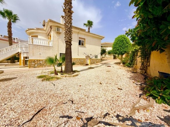 5 Bedroom 4 Bathroom Villa in Ciudad Quesada - Caza De Casa