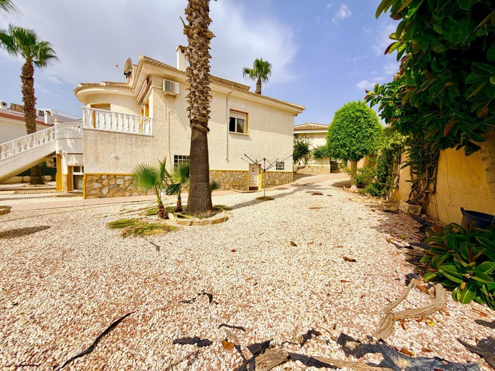 5 Bedroom 4 Bathroom Villa in Ciudad Quesada - Caza De Casa