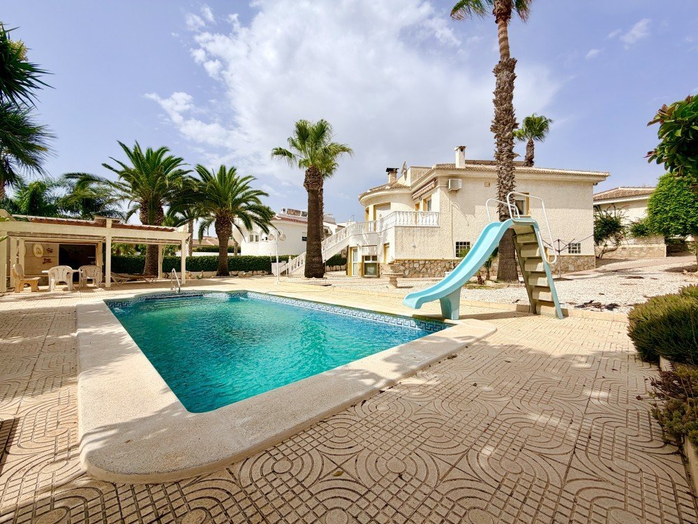 5 Bedroom 4 Bathroom Villa in Ciudad Quesada - Caza De Casa